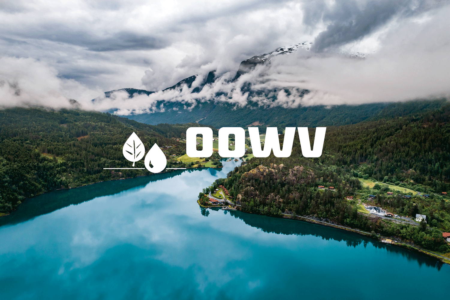 See in den Bergen mit Nebel, Schriftzug OOWV mit Logo