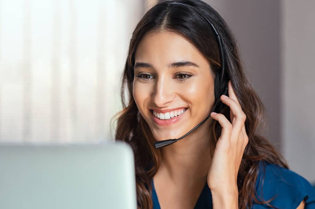 Frau telefoniert mit Headset