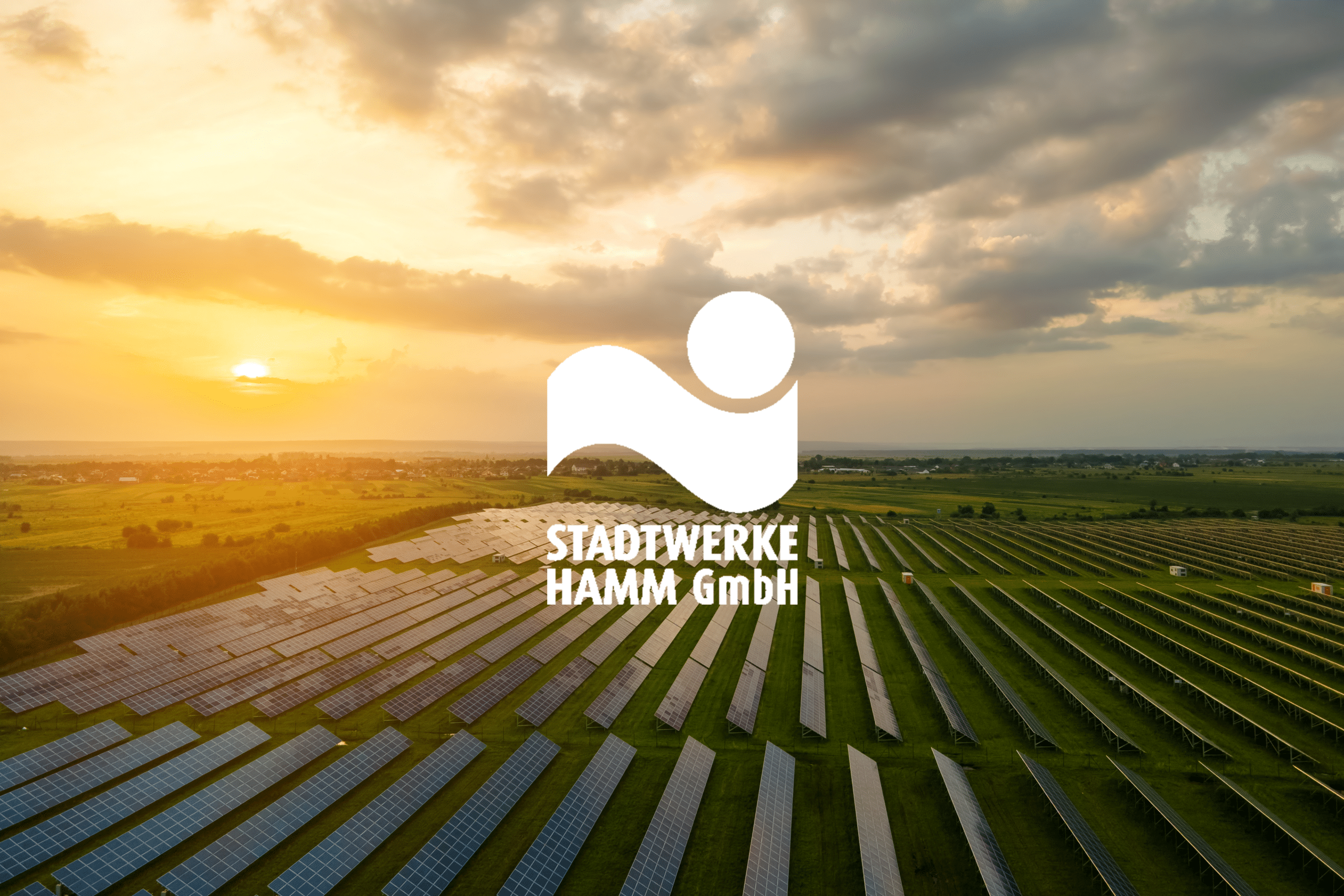 Logo der Stadtwerke Hamm GmbH, im Hintergrund Landschaft mit Photovoltaikanlage